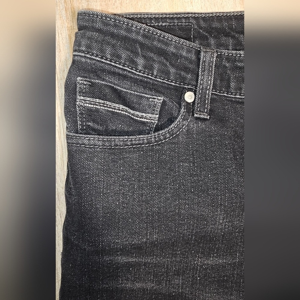 Black Levis with no tags.  In between a straight and skinny.  Waist is 17. - Picture 4 of 8